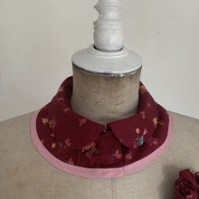 Charger l&#39;image dans la galerie, Col amovible - faux-col Claudine en coton à motifs automnal bourgogne avec biais rose
